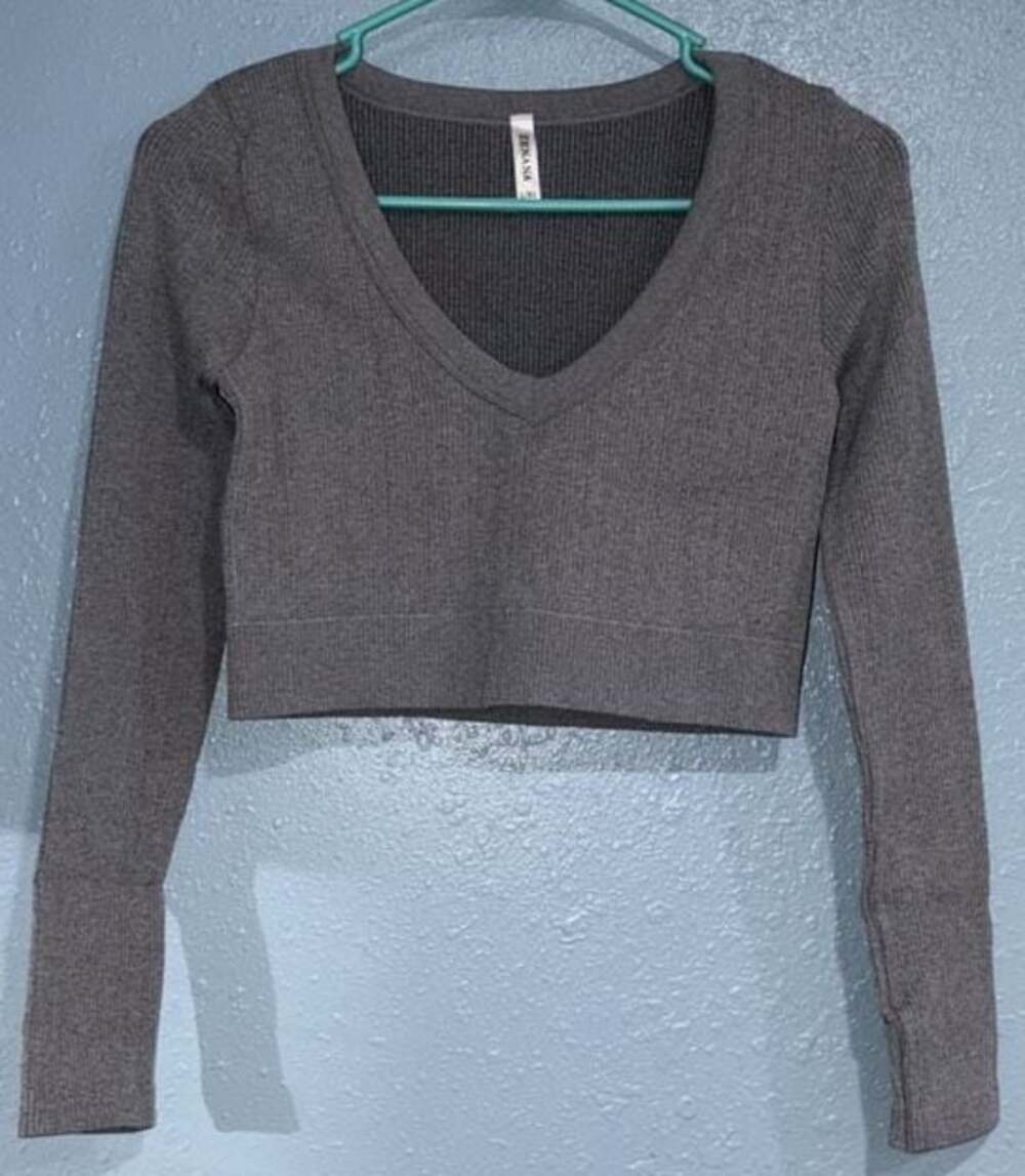 Zenana NT-6358A Ribbed Long Sleeve V-Neck Crop Top